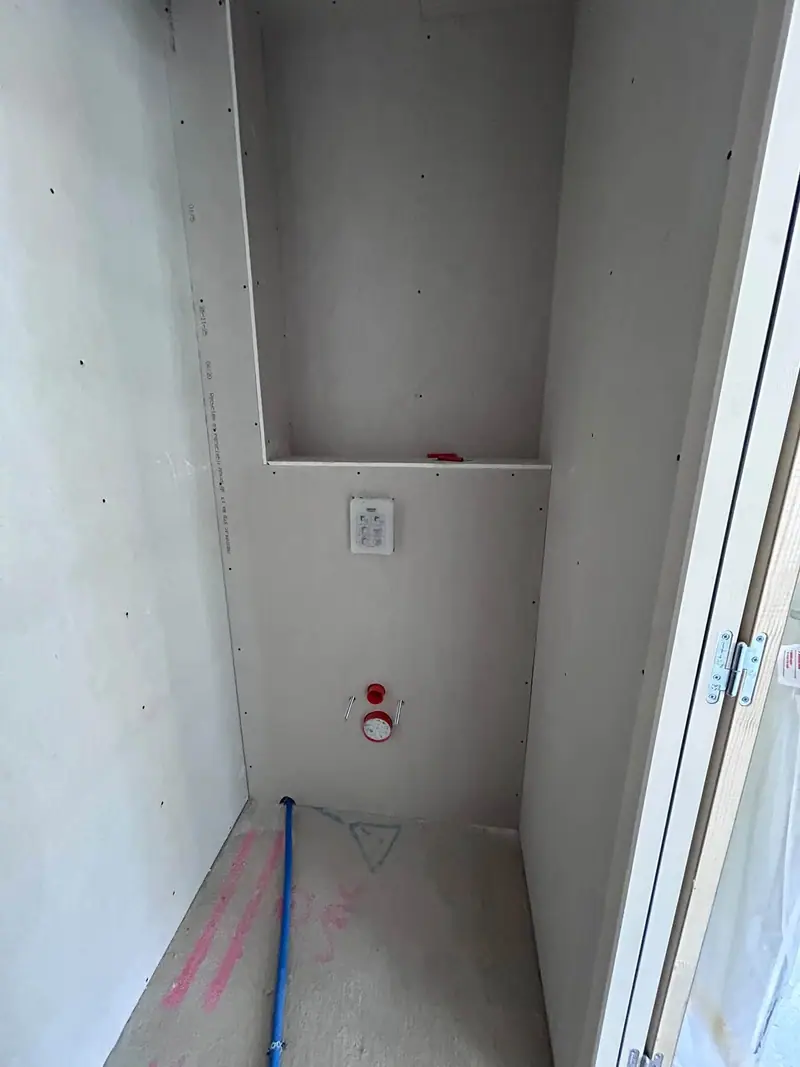 Une petite pièce plaquée, une niche et une attente au mur
