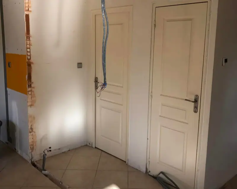 Une rénovation : murs refaits en plaques autour de deux portes existantes