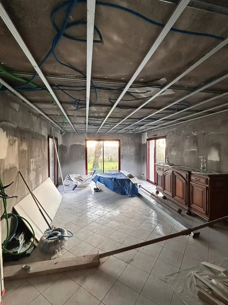 Des fourrures métalliques fixées au plafond d’une pièce en rénovation, avant la pose des plaques
