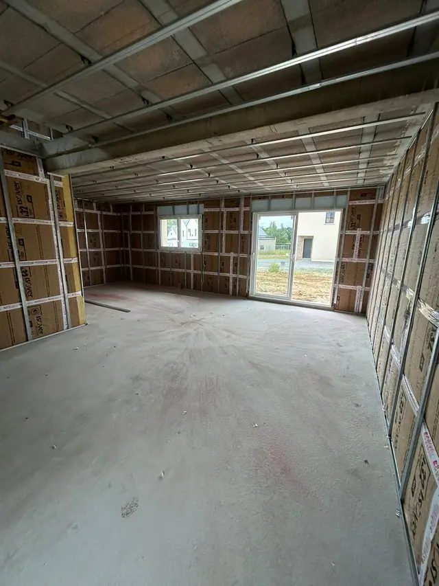Les fourrures métalliques d’un plafond fixées sous la charpente, murs isolés en laine kraft