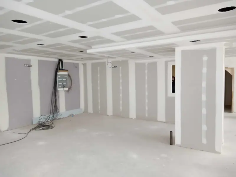 Un plateau plaqué, plafond à caissons percé pour les spots, bandes posées sur tous les joints